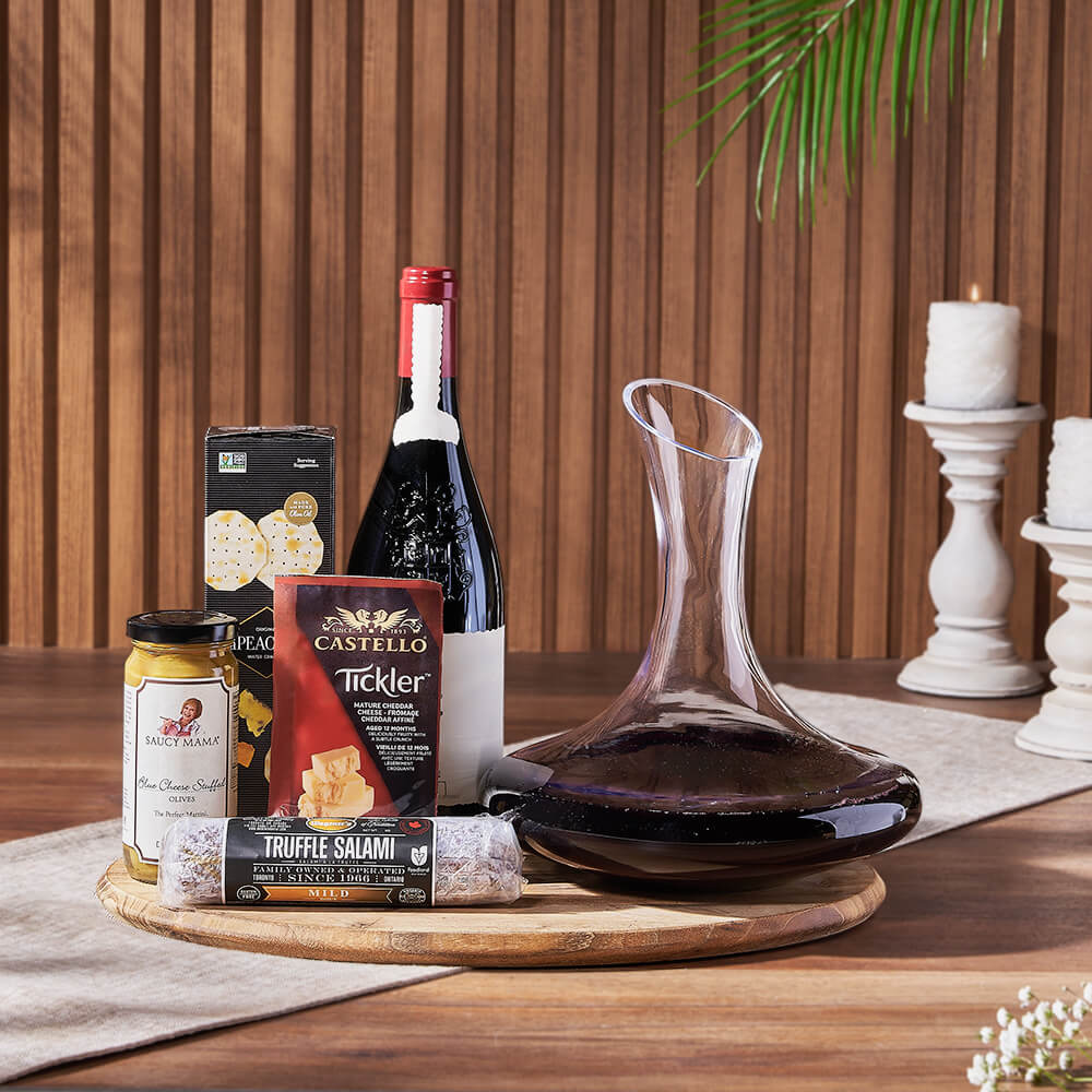 Wine Basket with Decanter and Cheese – how the gift is presented