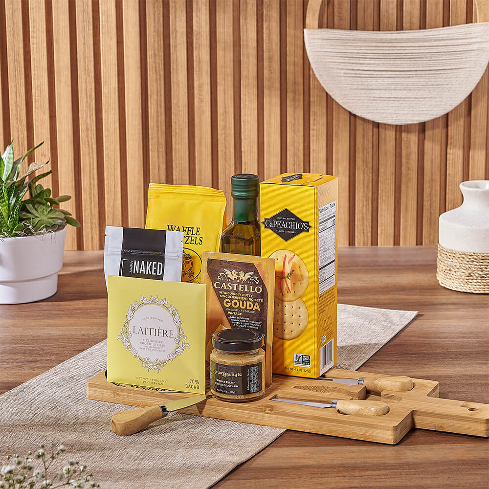 Deluxe Artisanal Cheese and Gourmet Crackers Gift Basket – how the gift is presented