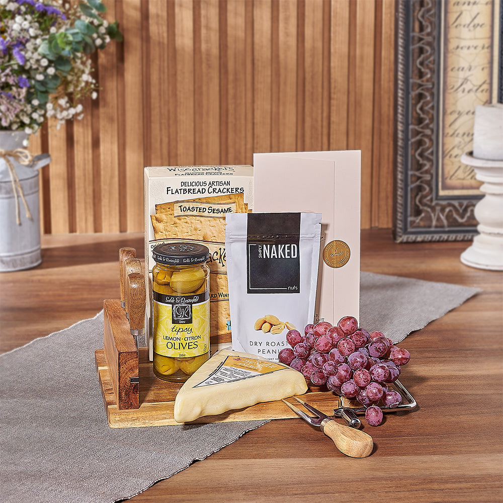 Rustic Snack Crate with Cheese – how the gift is presented