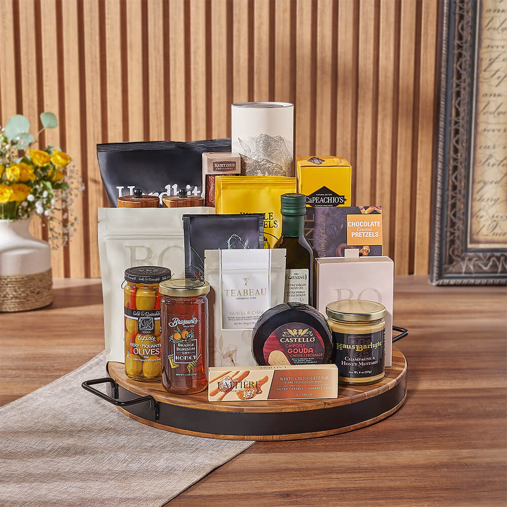 Whiskey Snack and Board Gift Basket – how the gift is presented