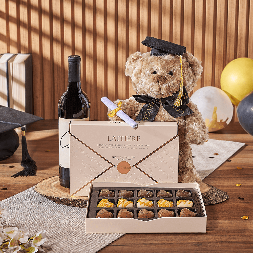 Wine Graduation Basket with Teddy – how the gift is presented